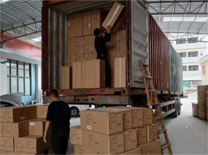 Containere lastes før kinesisk nyttår